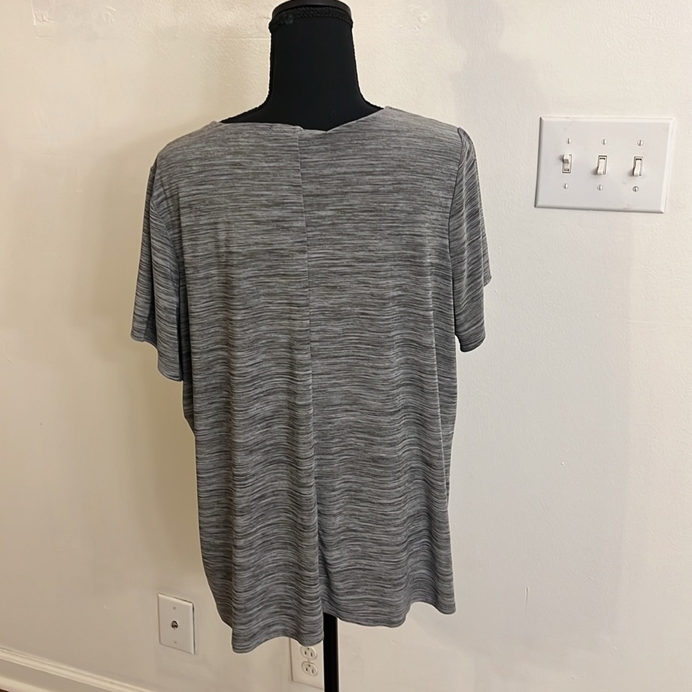 Suzie In The City Plus Size Two-Toned Top, Sz. 1X. - Picture 3 of 6